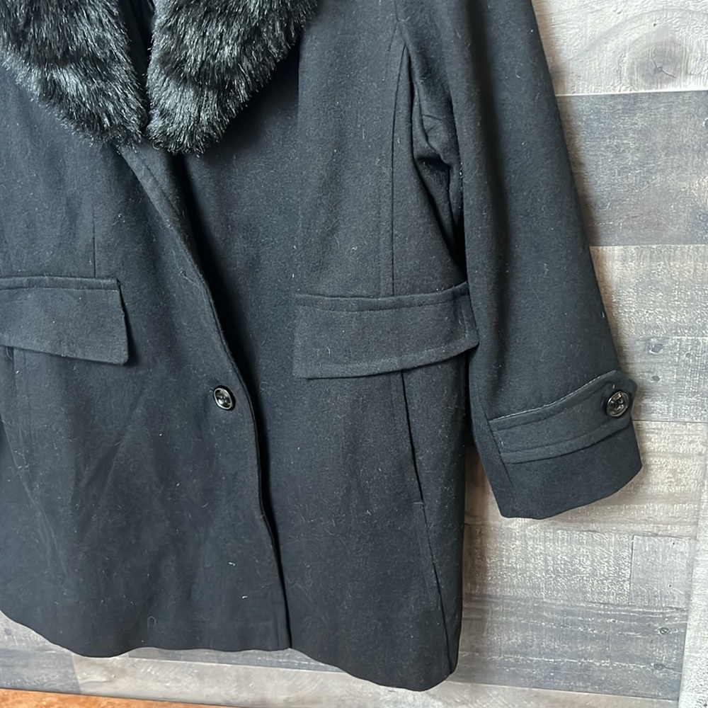 Classy Black Giacca Coat with Faux Fur Collar - Picture 3 of 7